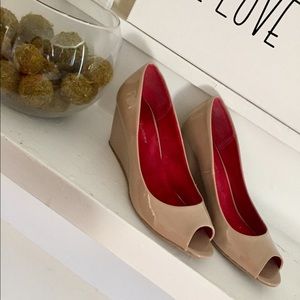 Size 10m nude wedge pumps